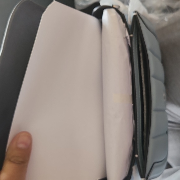 Handbags - Picture 3 of 4